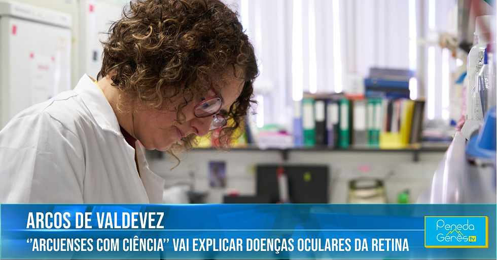 cientista de bata branca trabalhando num laboratório