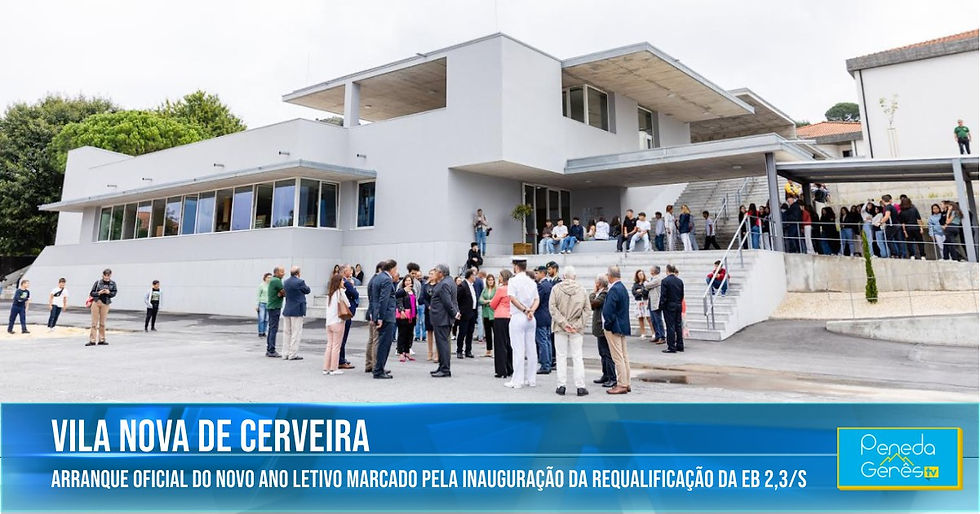 crianças, jovens e adultos em frente a uma escola nova