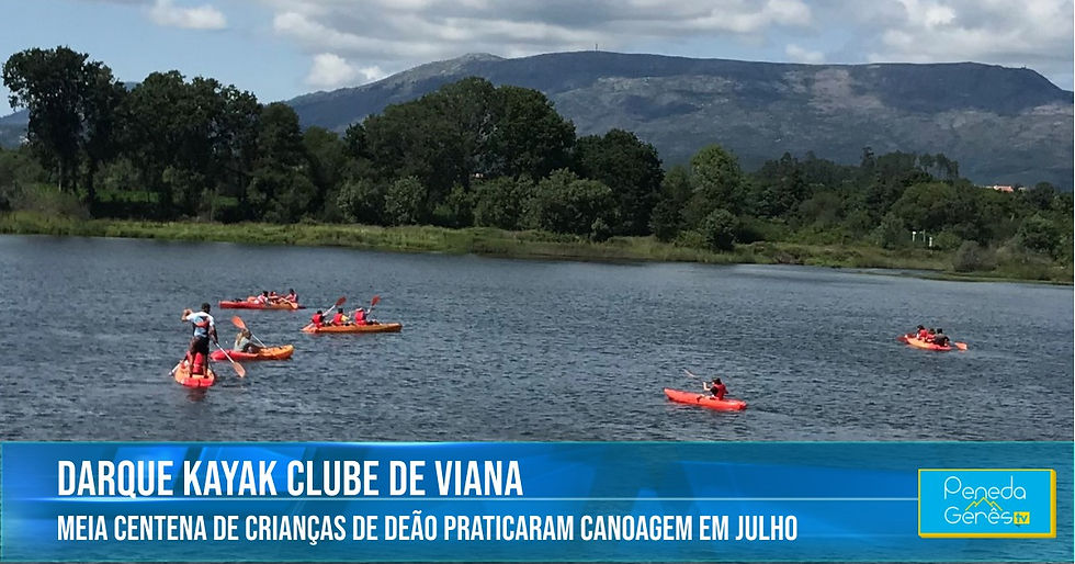 crianças e adultos em canoas no rio