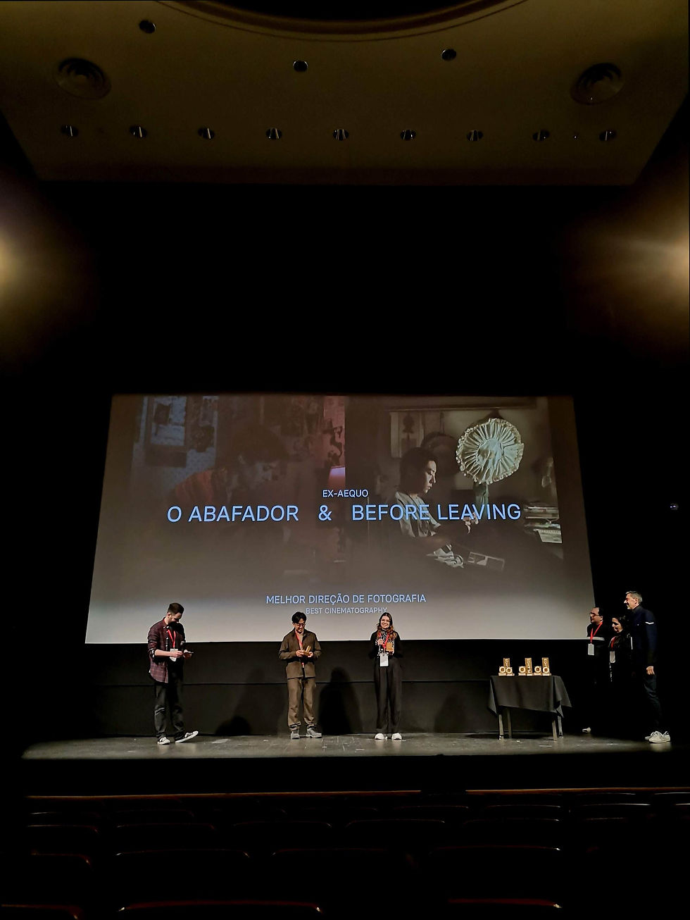 pessoas num palco a receber um prémio de cinema