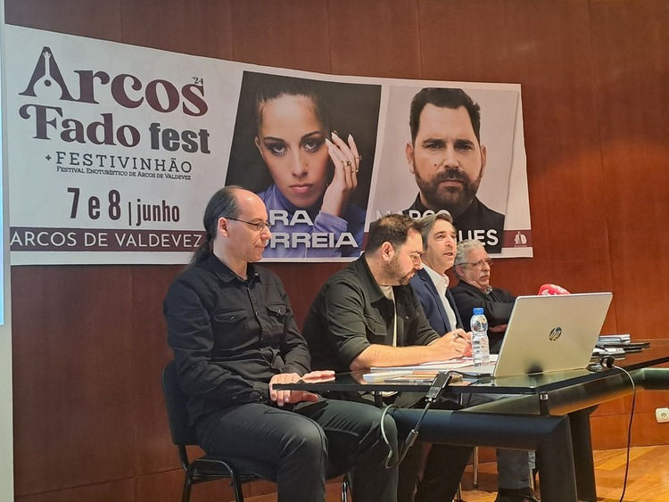 quatro homens em conferência de imprensa