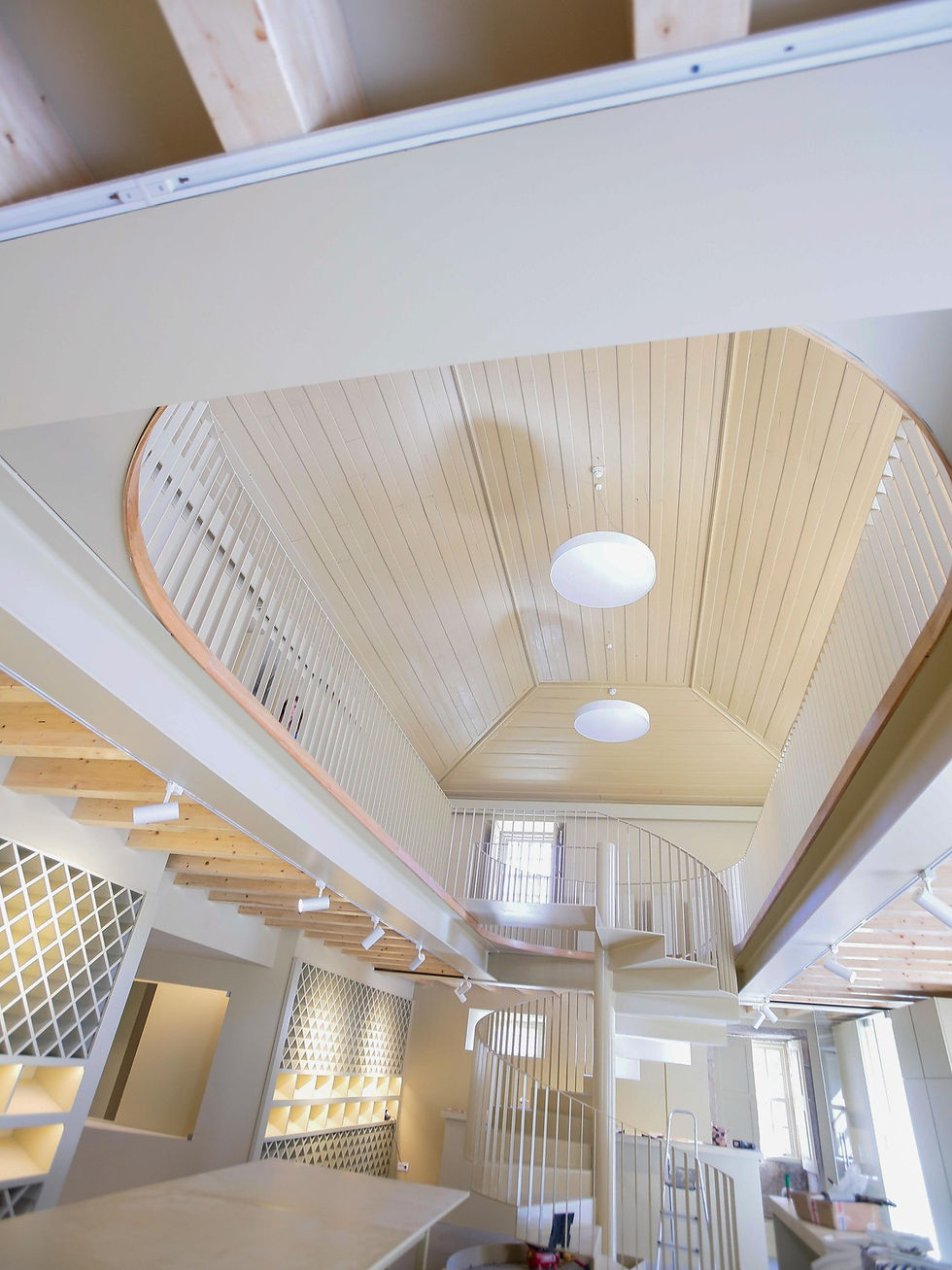 interior de uma sala toda em madeira e com acabamentos modernos e elegantes