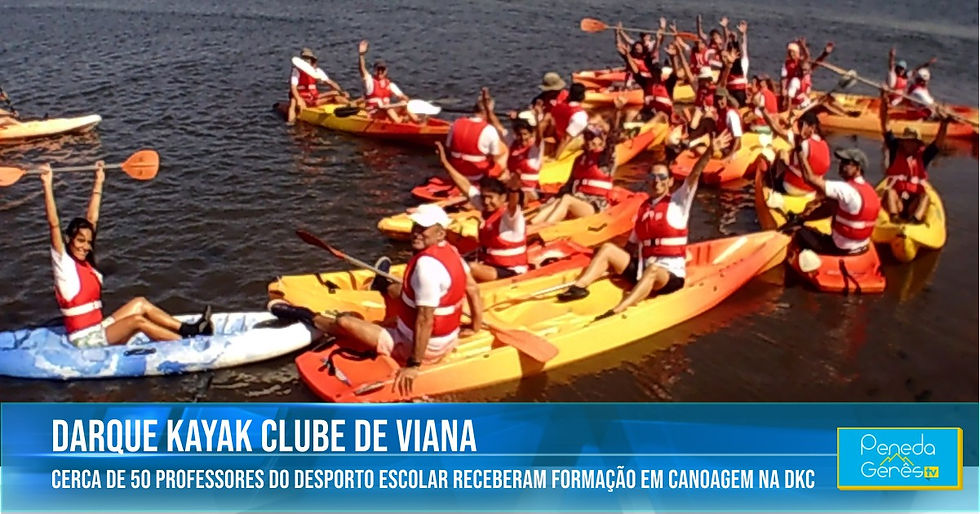 pessoas em canoas no rio