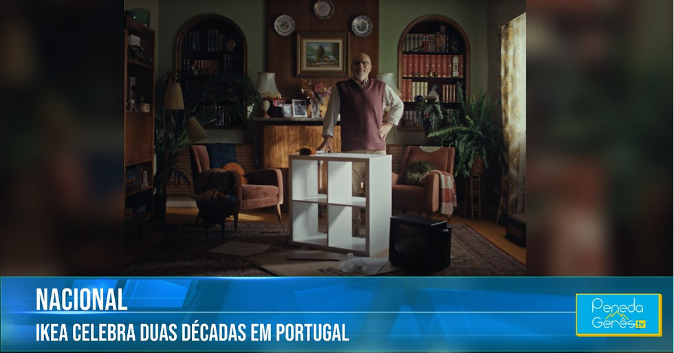 homem de volta de uma estante branca em casa