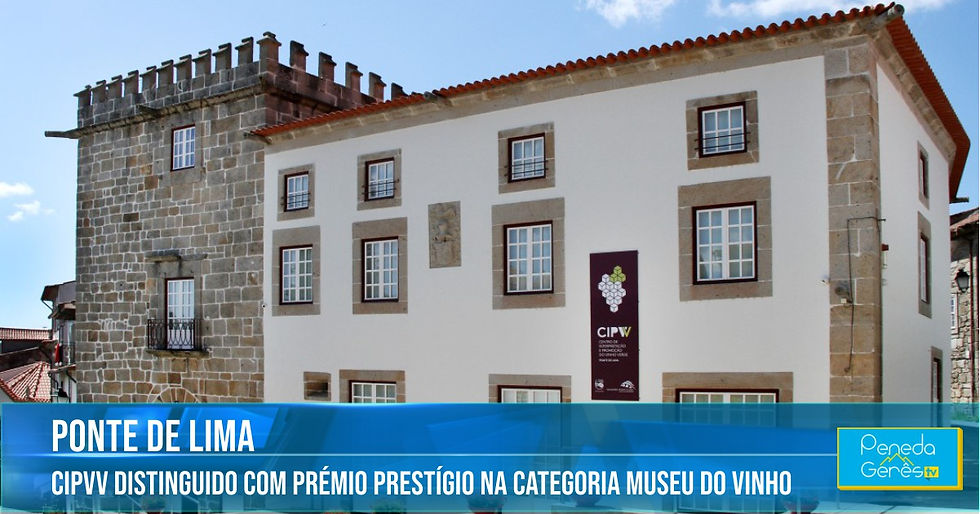 fachada de edifício com uma torre estilo castelo