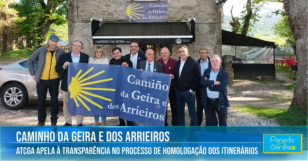 homens e uma mulher segurando uma lona com "Camiño da Geira e dos Arrieiros" em frente a uma casa