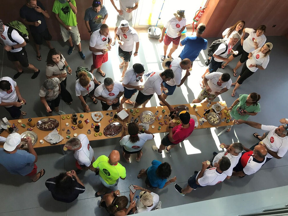 pessoas de volta de uma mesa com comidas variadas