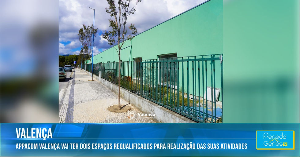 edifício em tons de verde com grades e árvores no passeio