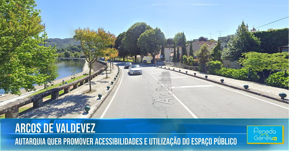 estrada com ponte e carros a passar