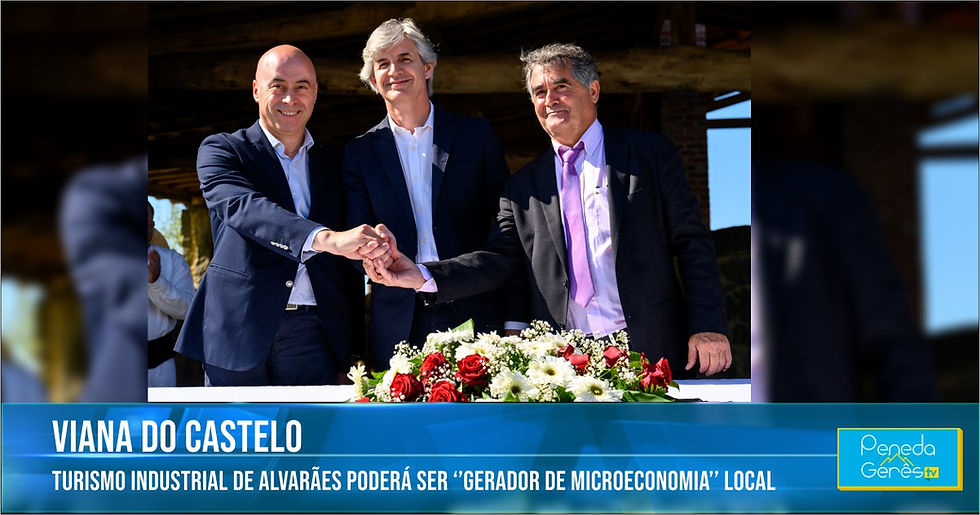 3 homens apertando as mãos em sinal de concordância