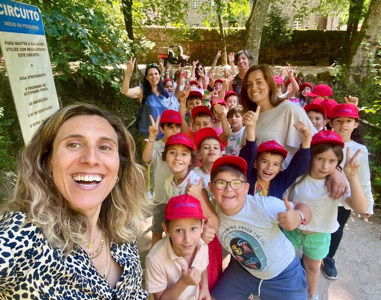 crianças e professoras sorridentes na atividade