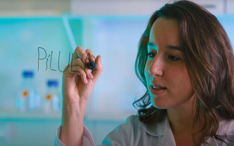 mulher escrevendo "Pílula" num vidro