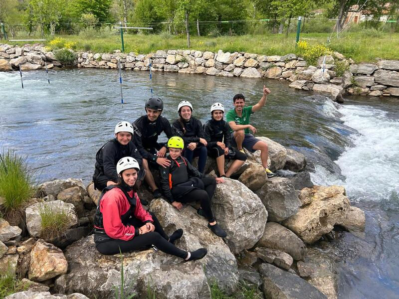 jovens canoístas junto ao rio