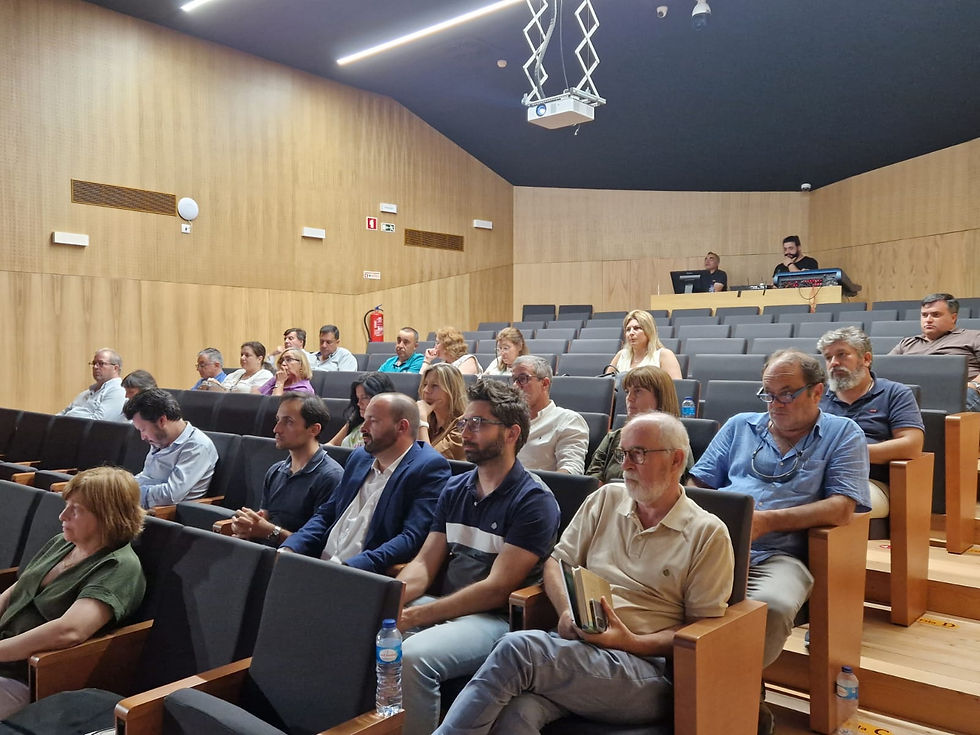 pessoas sentadas num anfiteatro