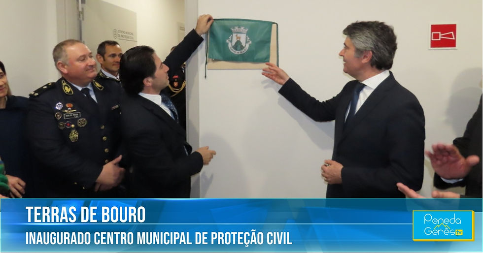 homens descerrando placa na presença de militares da GNR