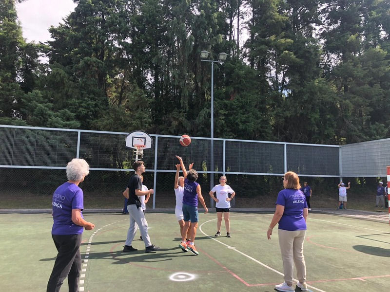 seniores a jogar basquetebol