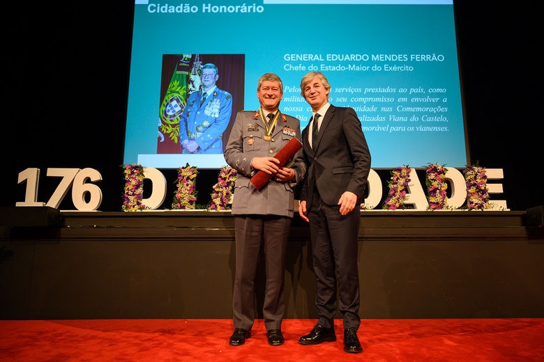 militar segurando um canudo ao lado de homem de fato
