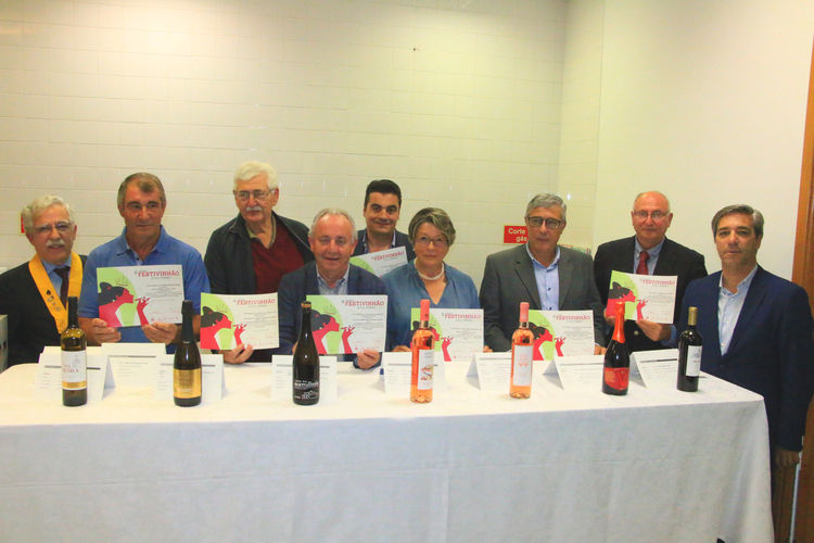 pessoas segurando certificados sobre o vinho