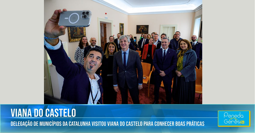 grupo de pessoas a tirar uma selfie