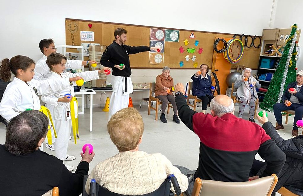crianças e professor ensinando karaté a idosos
