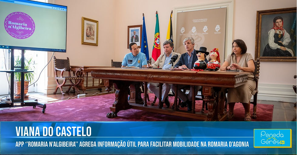 pessoas sentadas numa sala com uma mesa grande e um televisor com uma apresentação