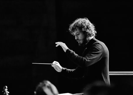 Close lateral do maestro Andre Bachur em preto e branco