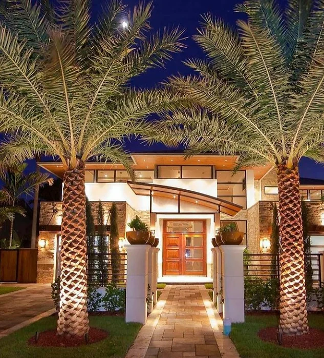 J Pompeo Botânica Ornamental | Jardinagem e paisagismo | tem um catálogo completo com as espécies mais exóticas e nativas das floras brasileira ou internacional!   Flamboyant, Tamareiras, Oliveiras, Jabuticabeiras, Palmeiras, Araceas, Árvores, Bambus.  A J.Pompeo nasceu em 1974 com o Sr. José Pompeo, que fundou a Flora Tropical na cidade de Limeira/SP.   Contamos com cerca de 40 hectares de área de produção e desenvolvimento, estabelecidas nos estados de São Paulo e Bahia.