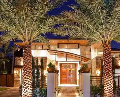 A Tamareira silvestre 'robusta' ou Tamareira de prata 'robusta' (Phoenix Sylvestris 'robusta') é uma palmeira originária do norte da Índia, e seu porte fica entre 10 a 15 metros de altura.


Popularmente chamada de Tamareira prateada ou Tamareira robusta , sua copa possui folhas plumosas prateadas e seu tronco é grosso com lindas escamas marrons, é a Tamareira que cresce mais rápido e tolera todos os tipos de clima, do litoral às montanhas do Brasil.

Ainda pouco difundida no país por ser uma novidade, vem ganhando espaço e cada vez mais está presente nos jardins de norte a sul.