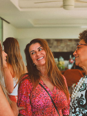 Mulheres Sorrindo Conversando em um evento de empreendedorismo