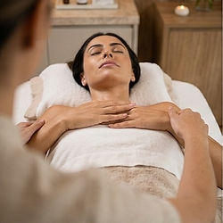 Soin de drainage lymphatique méthode Renata Franca appliqué sur le buste et les bras en institut de beauté