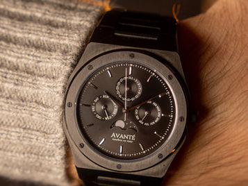 Avanté Lunar Black 40-mm-Mondphasenuhr am Handgelenk mit schwarzem Zifferblatt und integriertem schwarzen Stahlband.