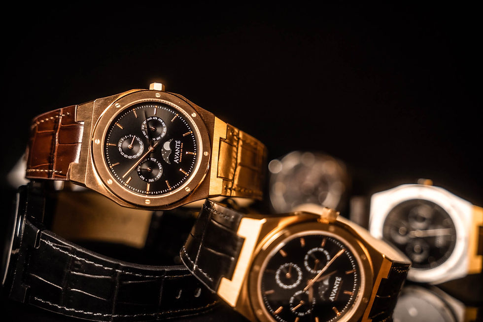 Roségoldfarbene Avanté-Uhr mit schwarzem Zifferblatt und passendem Metallband zwischen weiteren Uhren