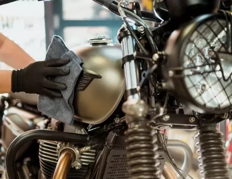 Nettoyage écologique de moto avec un chiffon microfibre