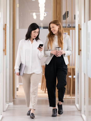 2 Wix employees having a conversation in the hallway at the office