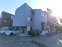 外壁をおしゃれに！マウンテンブルーとオレンジの絶妙カラーコーデ