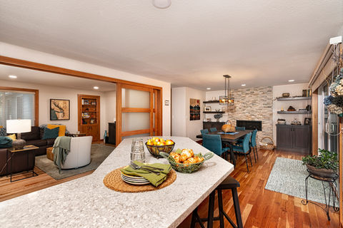 To prepare this family home for its next chapter, we dissolved a restrictive central office that blocked natural light and backyard views. By opening the "U-shaped" kitchen and introducing sliding doors, the floor plan was transformed into a bright, connected environment. This flexible layout now offers the best of both worlds: an airy social heart and the ability to close off spaces for quiet privacy.