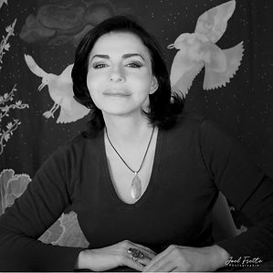 Portrait de Maud Kristen, voyante, autrice et fondatrice de l’École Maud Kristen, dédiée à l’étude de l’intuition et à la pratique du Tarot de Marseille et de l’oracle de Belline.