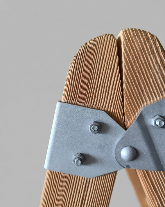 Detailaufnahme eines gereinigten Holzbalkens mit grau-verzinktem Metallbeschlag, aufbereitet durch die Stralag AG