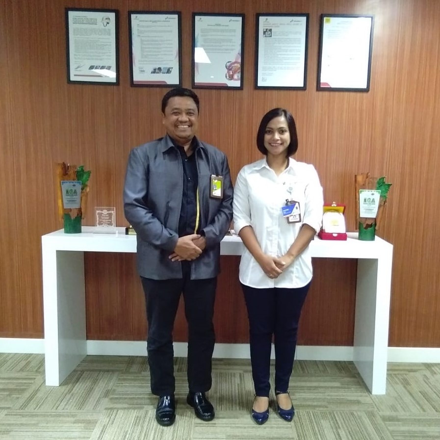General Manager (GM) PT Pertamina EP Asset 5 Bapak Irwan Zuhri (kiri) bersama Direktur Rumah Sakit Pertamina Tanjung Ibu dr Farah Alkatiri.