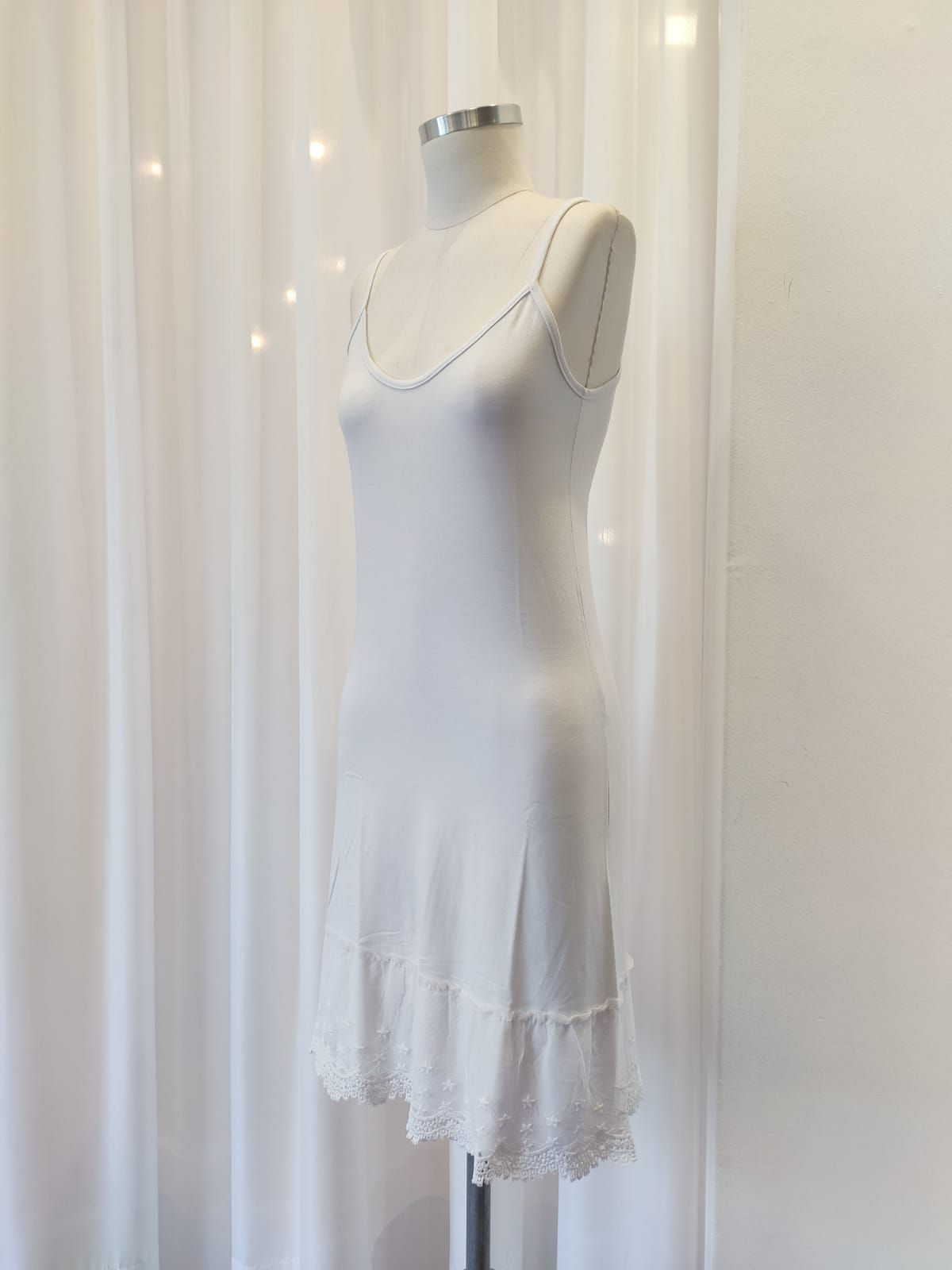 Anágua branca com renda