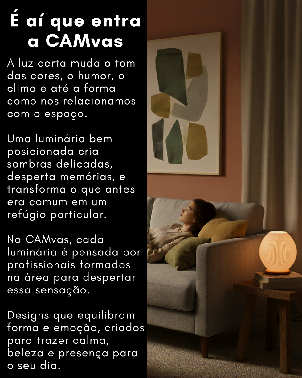 Detalhes de decoração aconchegante com velas, livros e plantas iluminados por luz suave, representando conforto e serenidade.