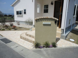 可愛いレンガ笠木の門塀　　小郡市