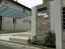 アースカラーのオープン外構　広々芝生広場　久留米市