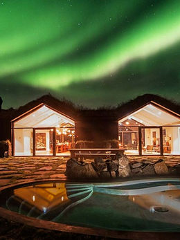 aurora sveti nad toplicami na Islandiji