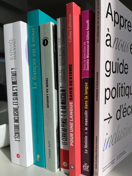 Photo de livres sur l'écriture inclusive