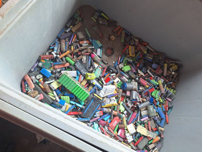 Akkus und Akkuhaltige Geräte die mit Hilfe des Battery.Sort im Gewerbeabfall entdeckt und aussortiert wurden