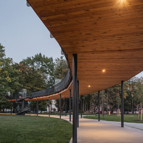 Park Florida v Ostravě–Porubě s charakteristickou kruhovou pergolou, vyvýšenou dřevěnou trasou, zelení a pobytovými plochami, navržený jako multifunkční veřejný prostor pro klid i setkávání.