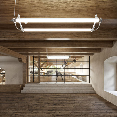 Dřevěné schodiště v interiéru rekonstruované historické sýpky.