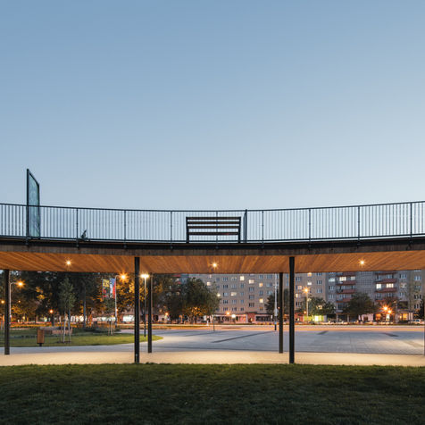 Park Florida v Ostravě–Porubě s charakteristickou kruhovou pergolou, vyvýšenou dřevěnou trasou, zelení a pobytovými plochami, navržený jako multifunkční veřejný prostor pro klid i setkávání.