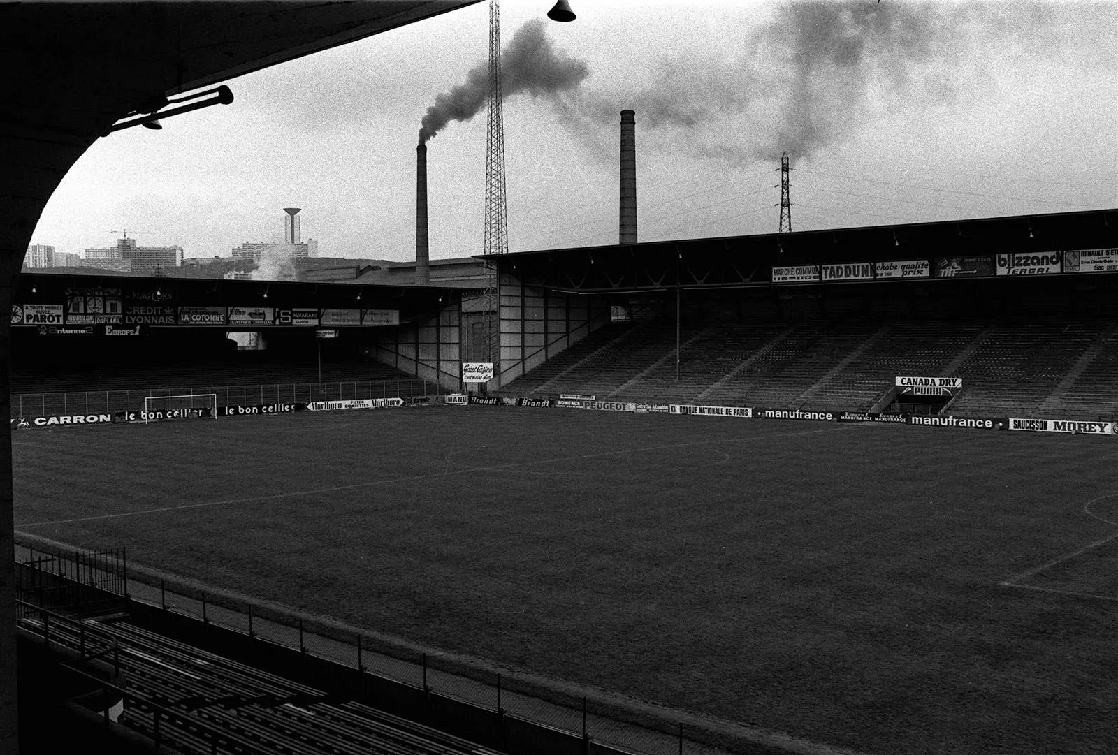 stade-en-avril-1975-photo-archives-le-progres-1421728798.webp